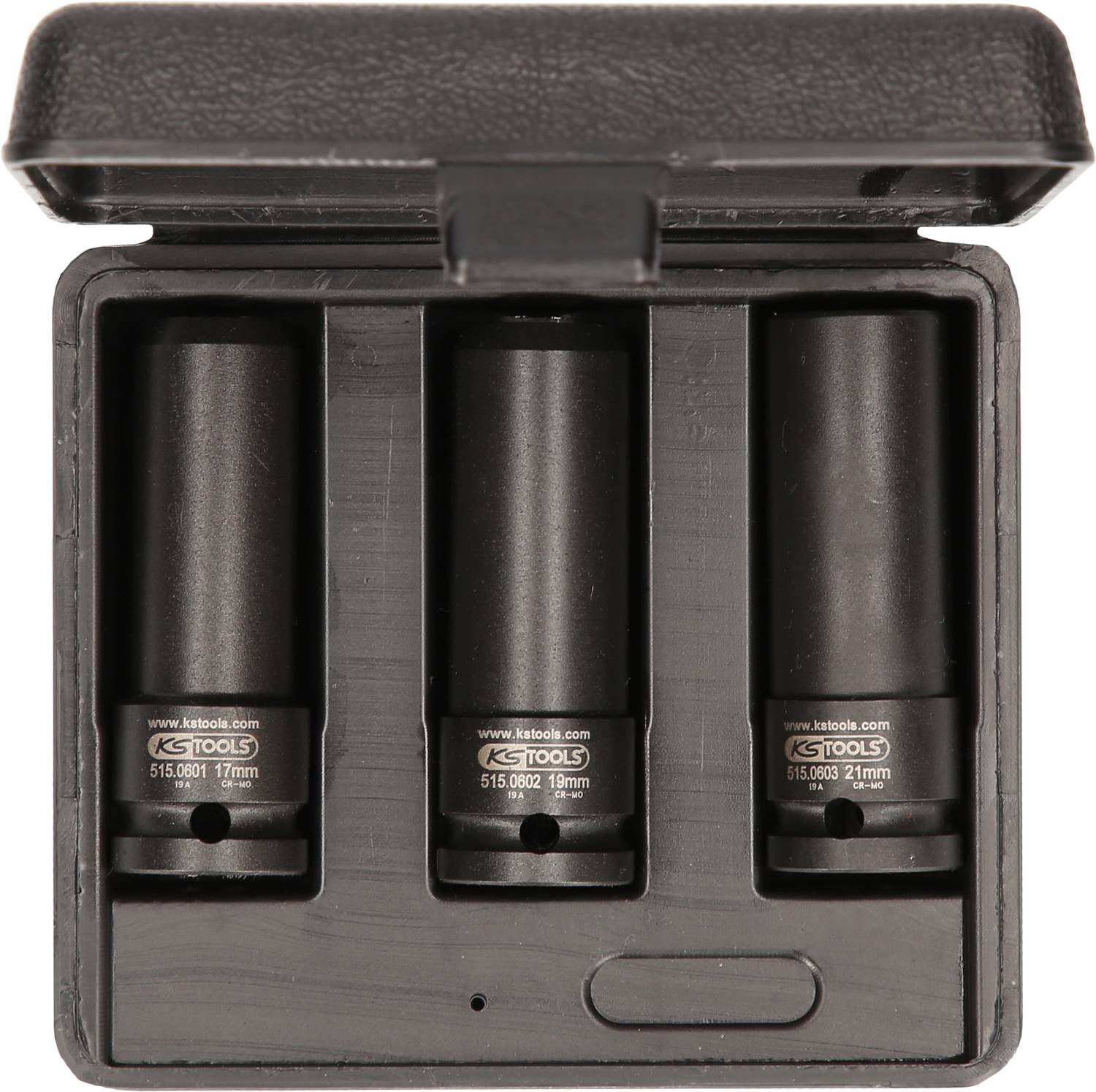 'Trzy czarne nasadki do kluczy w otwartym pudełku.'