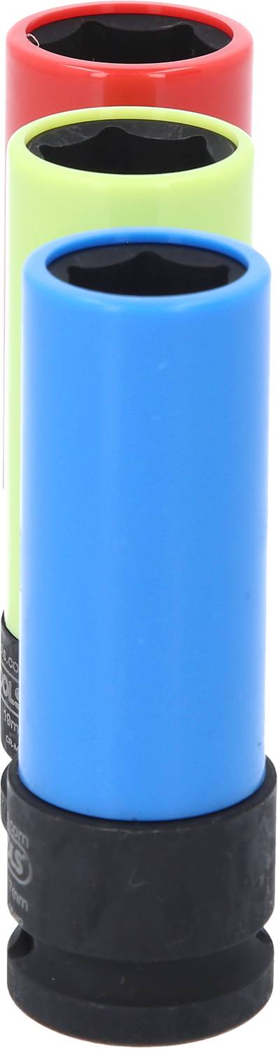 Trzy kolorowe nasadki klucza w kolorach czerwonym, żółtym i niebieskim, ułożone jedna za drugą, na białym tle.