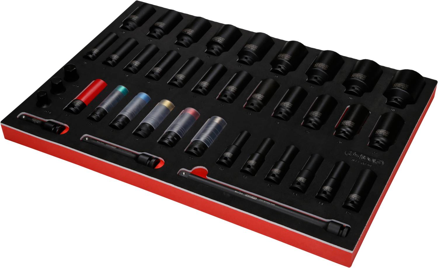 Zestaw kluczy nasadowych w czerwonym walizce, zawierający różne rozmiary i kształty nasadek oraz przedłużek. Starannie ułożone.