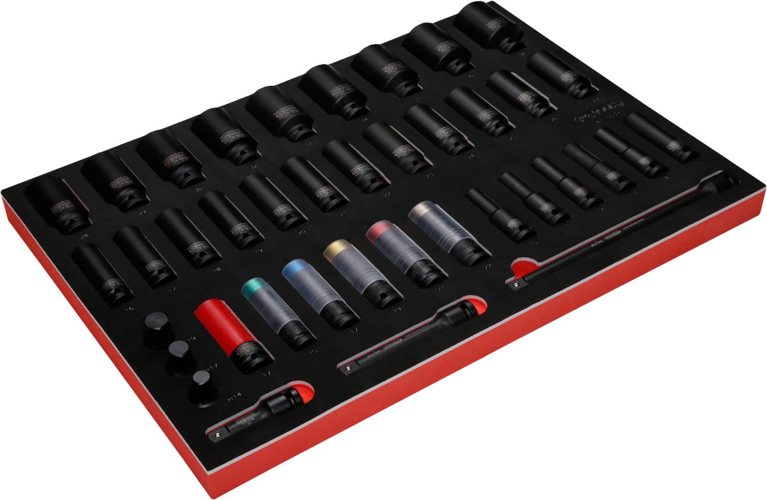 Zestaw narzędzi z różnymi kluczami nasadowymi i grzechotkami, ułożony w czerwonym etui.