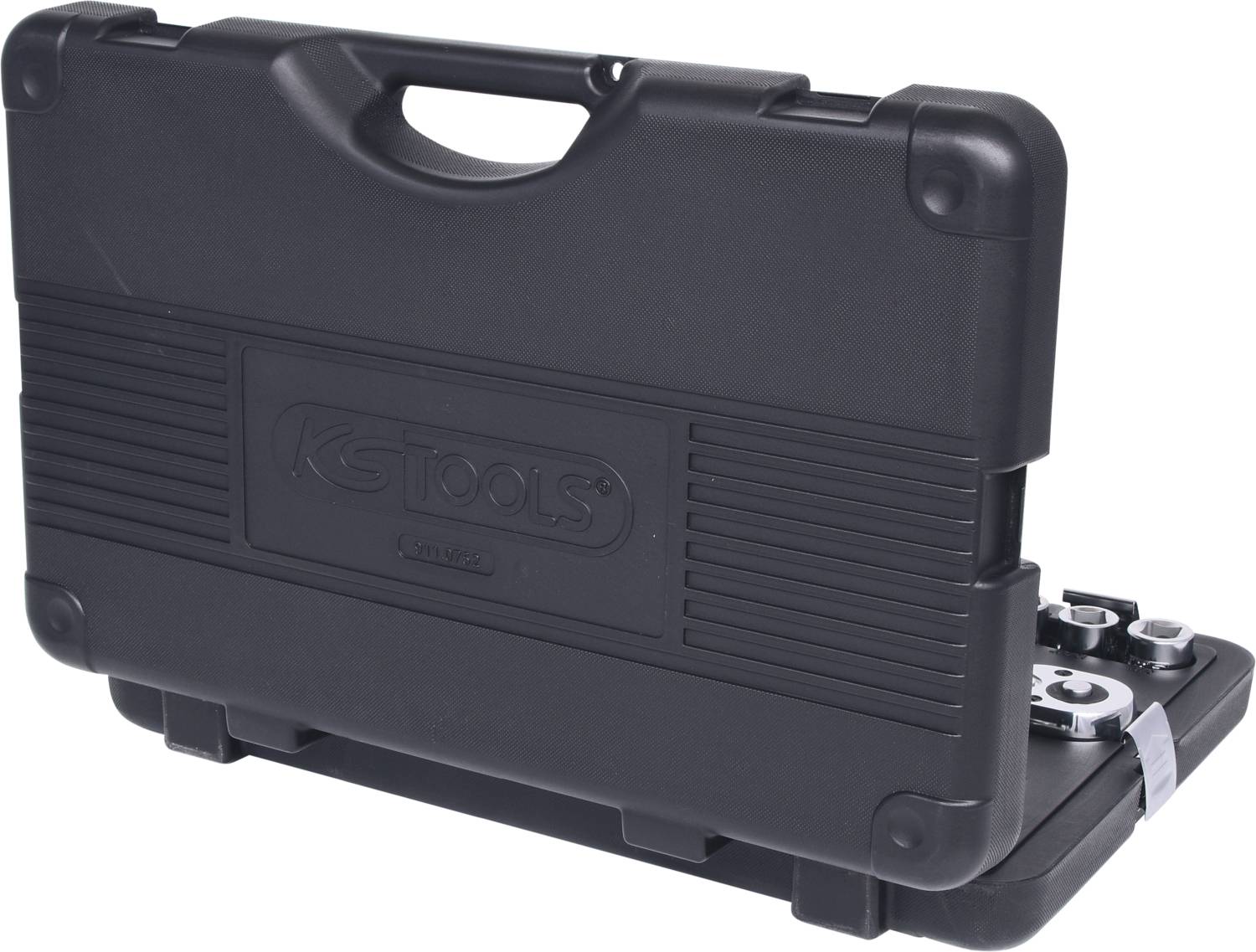 Czarny kufer na narzędzia, częściowo otwarty, prezentuje rząd narzędzi w uporządkowanych przegródkach.