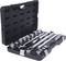Otwarty czarny kufer narzędziowy z różnymi nasadkami i grzechotką, odpowiedni do różnych napraw i montaży.