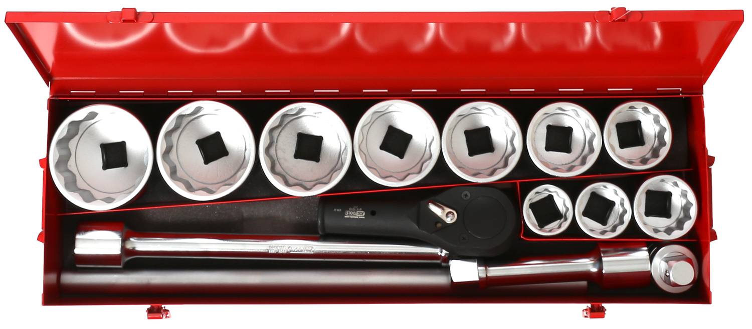 Czerwona skrzynka narzędziowa z wieloma kluczami nasadowymi o różnych rozmiarach, grzechotką i przedłużkami.