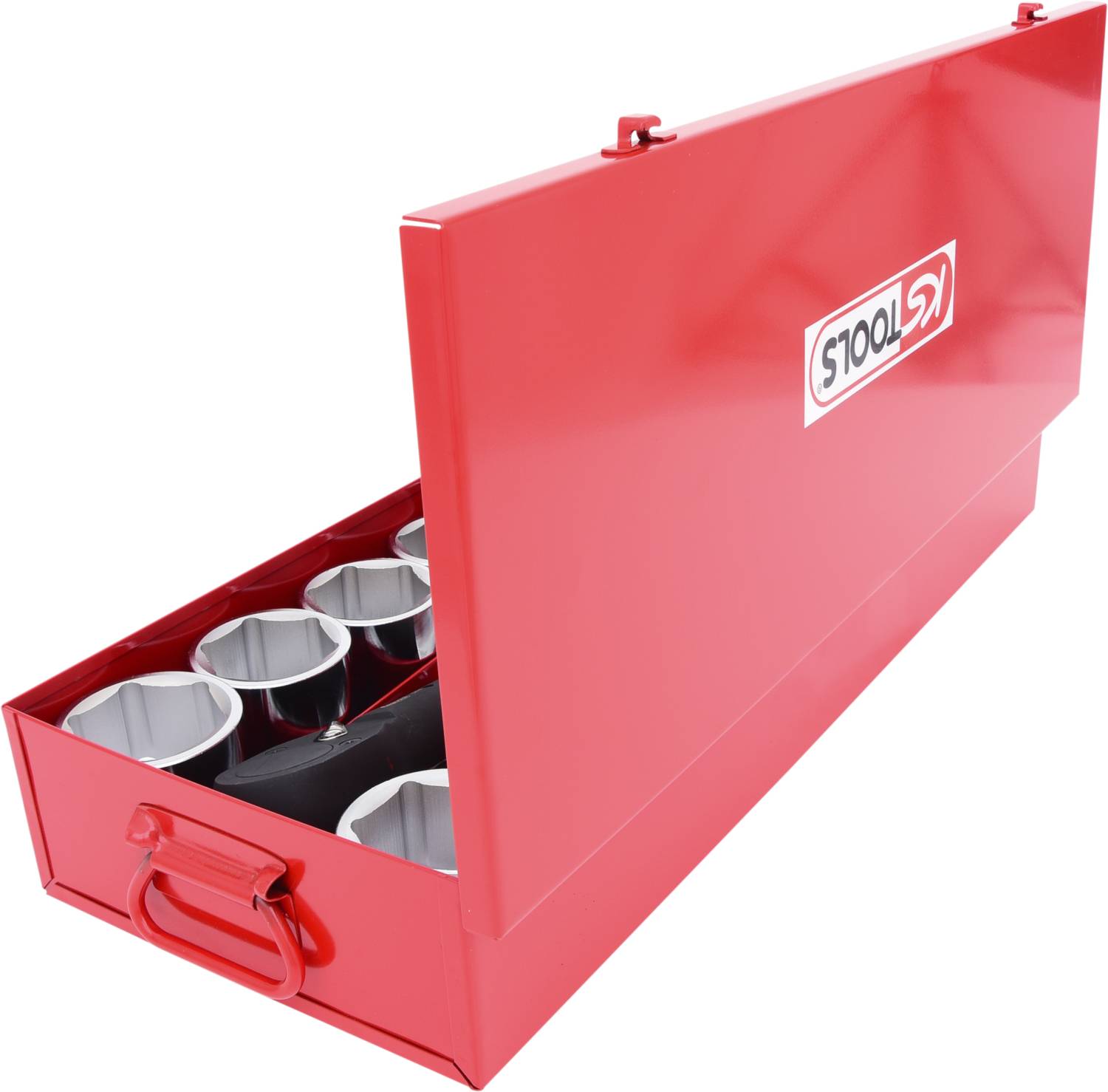 Czerwone metalowe pudełko z otwartą pokrywką ujawnia sześć srebrnych przegródek wewnątrz. Na pokrywie znajduje się logo z napisem 'STOOLS'.