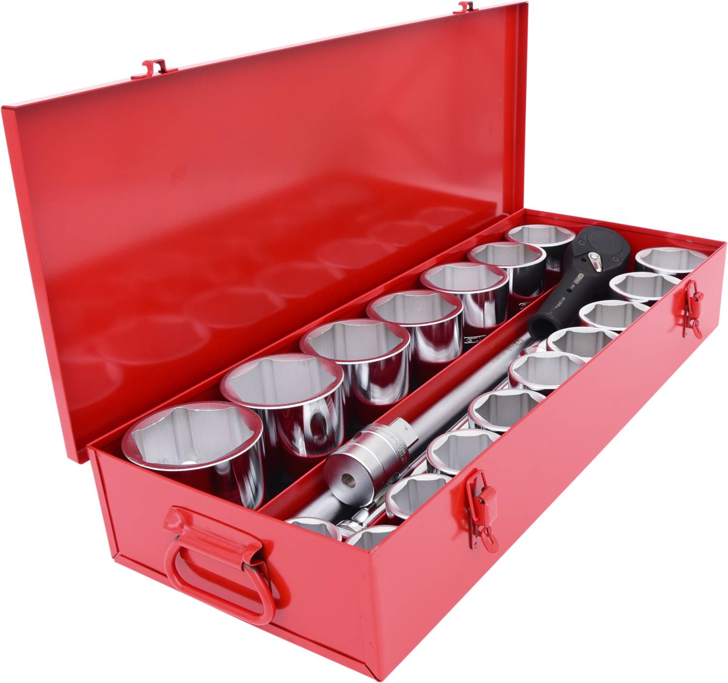 Czerwona skrzynka narzędziowa z otwartymi przegródkami, w której ułożone są liczne klucze nasadowe i grzechotka, przygotowane do użycia.