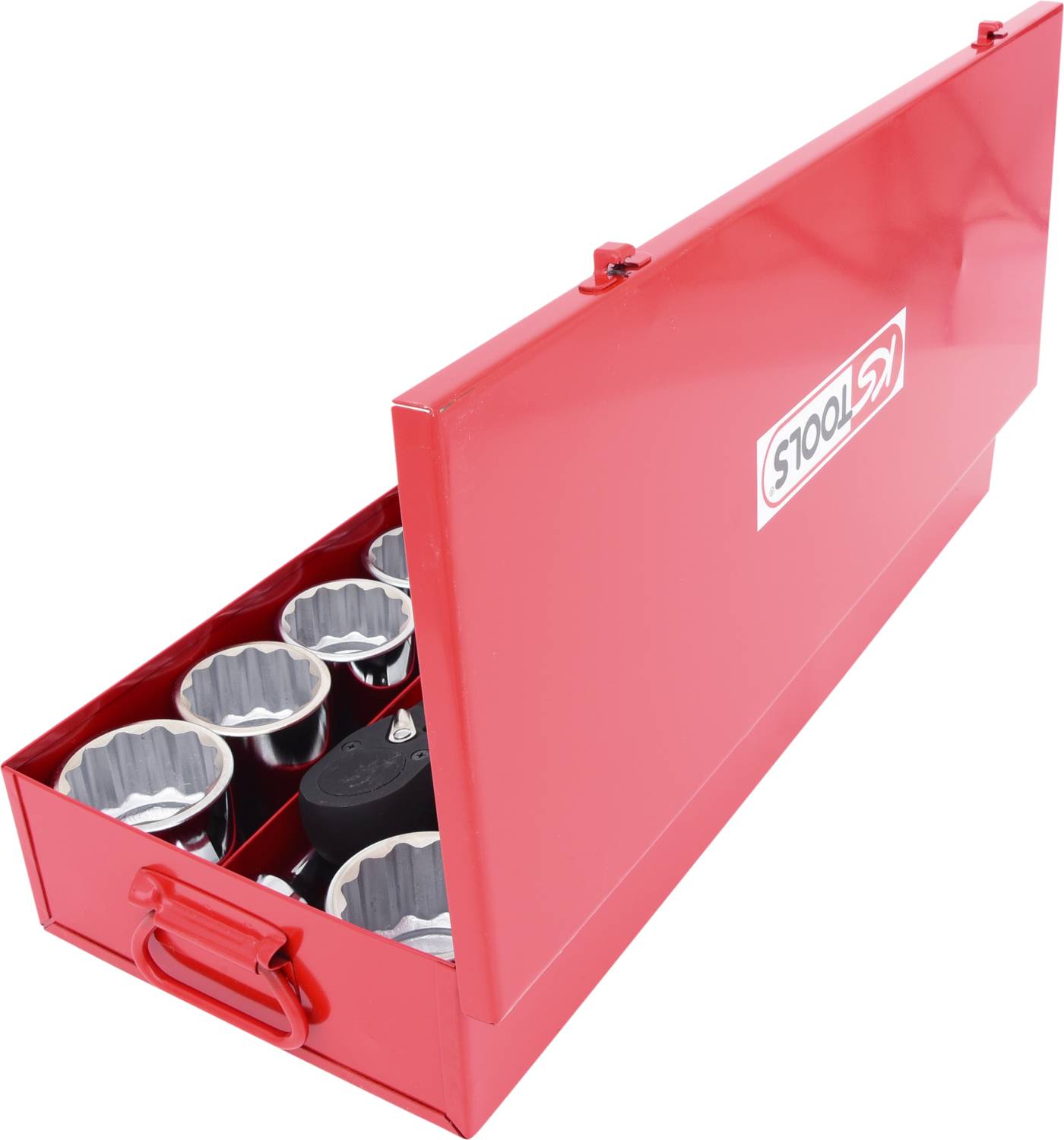 Czerwony metalowy kufer z narzędziami, w tym różnymi nasadkami umieszczonymi w wyściółce. Logo jest widoczne na pokrywie.