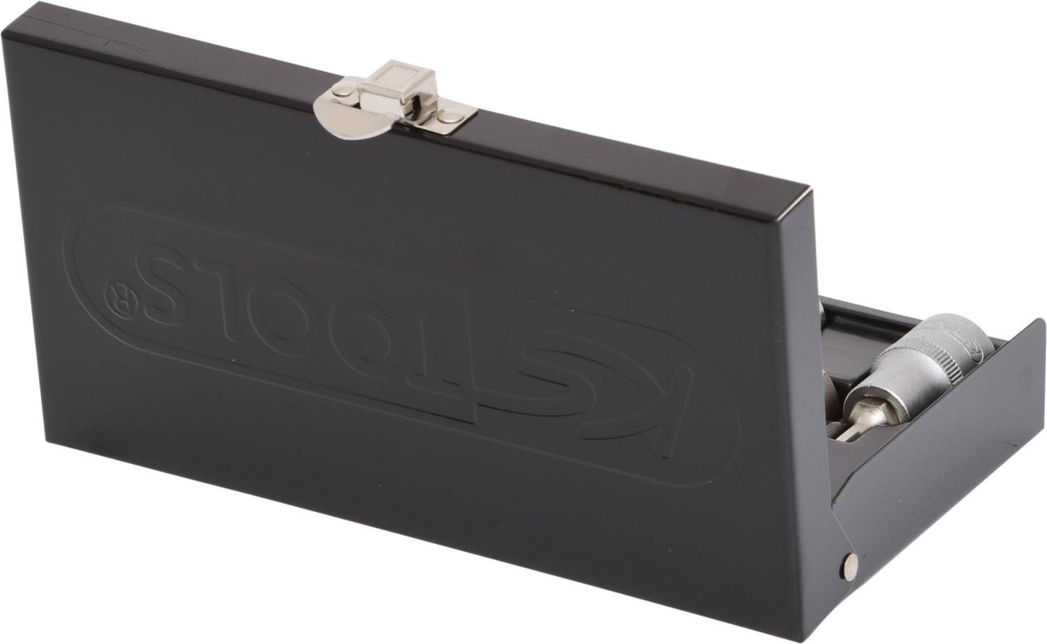 Czarna metalowa skrzynka z pokrywką, częściowo otwarta, ukazuje srebrny cylindryczny przedmiot w środku.