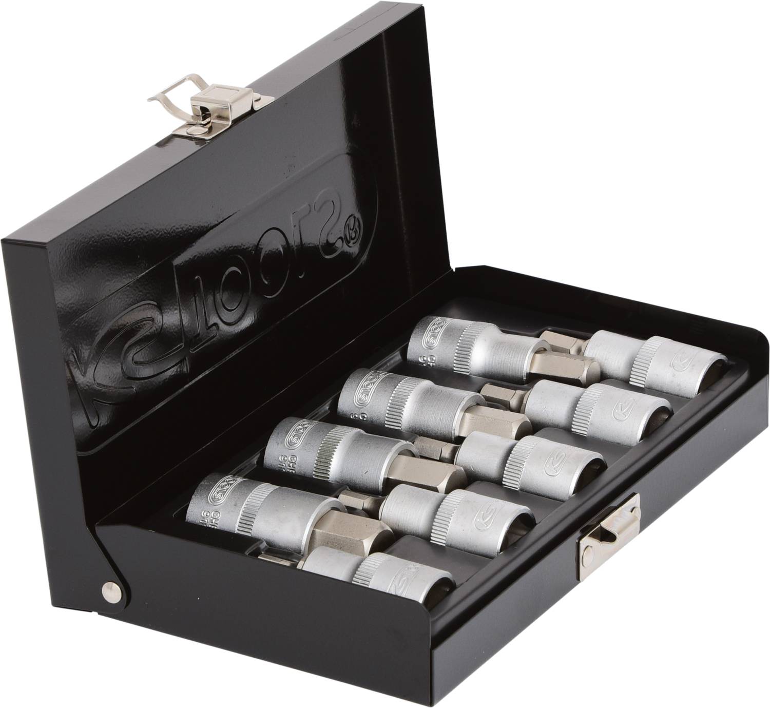 Zestaw różnych końcówek do klucza nasadowego w otwartym czarnym pudełku metalowym.