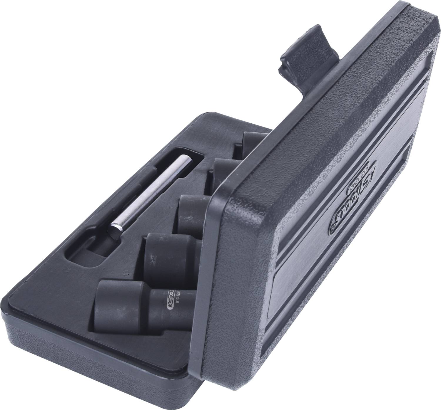 Czarne otwarte etui z kilkoma wymiennymi końcówkami i narzędziem w kształcie krzyża. Etui jest umieszczone pod skosem.