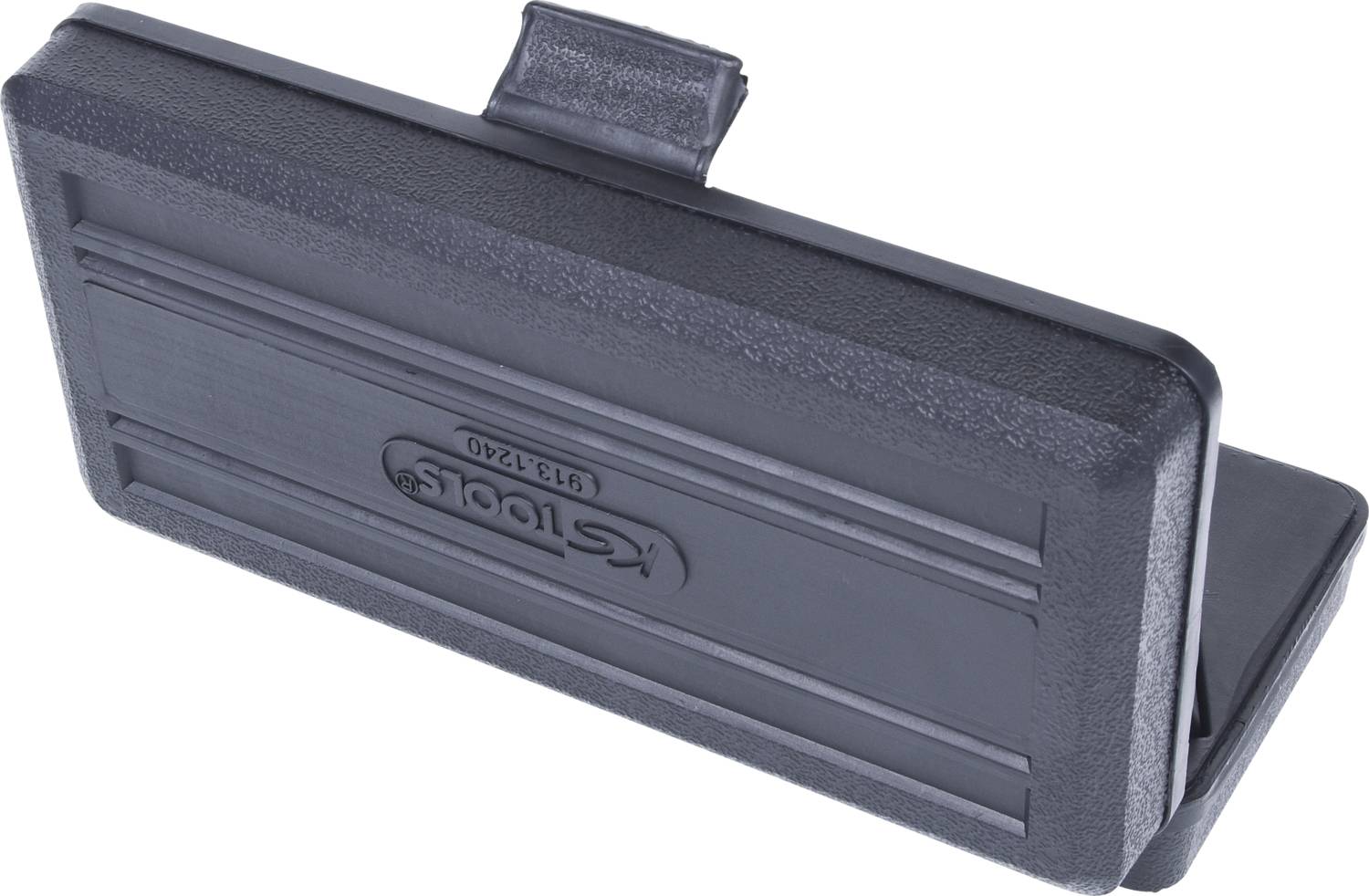 Czarne etui ze sztucznej skóry na przybory artystyczne. Posiada klapkę do zamykania i miejsce na pióra lub narzędzia.