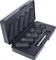 Otwarty plastikowy kufer z siedmioma czarnymi wtyczkami oraz jedną długą wtyczką w osobnych uchwytach. Wkład narzędziowy stosowany w sektorze motoryzacyjnym.