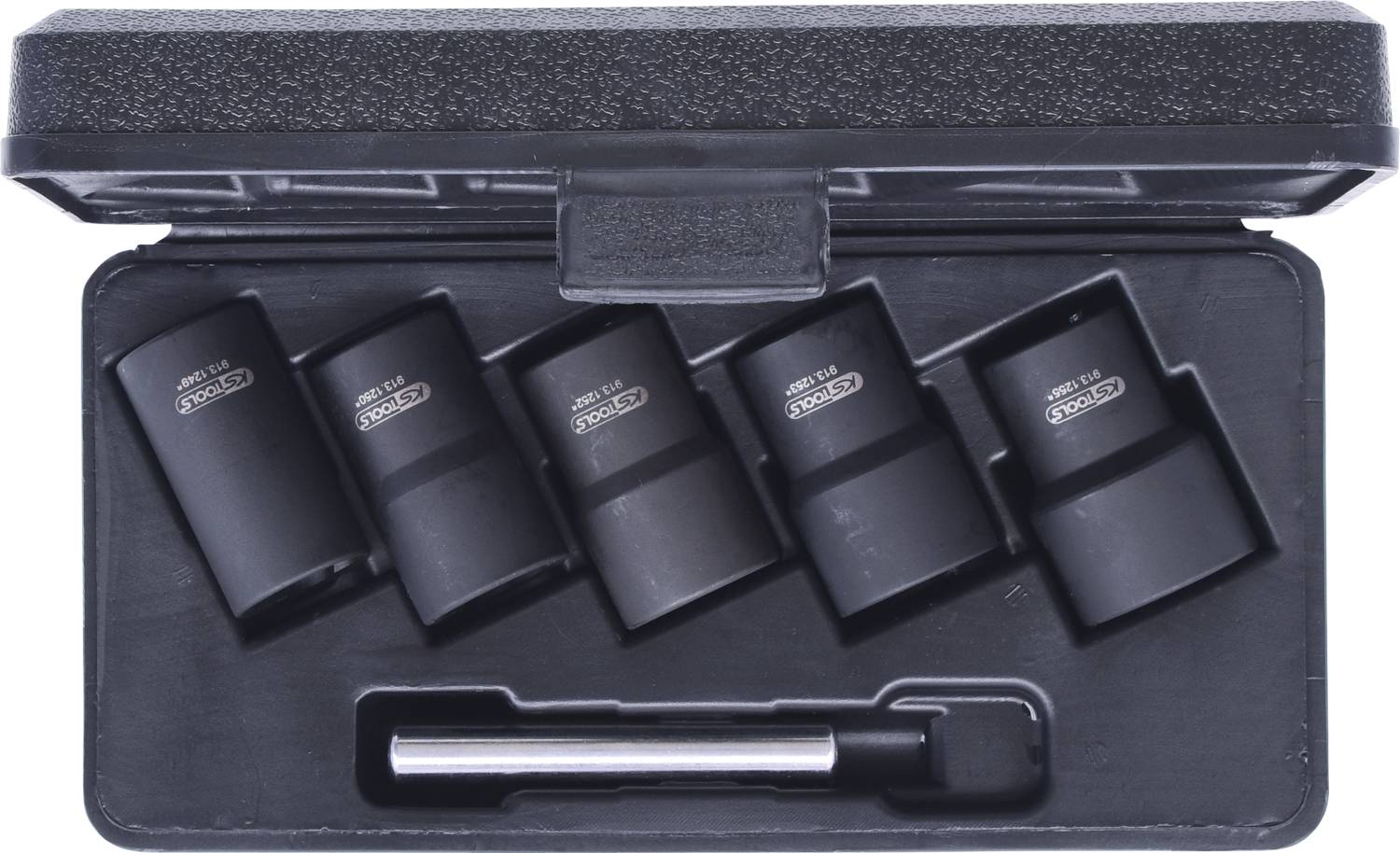 Cztery czarne nasadki klucza i jeden srebrny klucz w otwartym czarnym pudełku z tworzywa sztucznego.