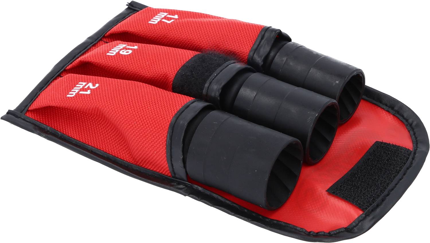 'Trzy czerwone torby narzędziowe z czarnymi adapterami przewodów, każda oznaczona napisem "21 mm" i "19 mm", ułożone obok siebie.'