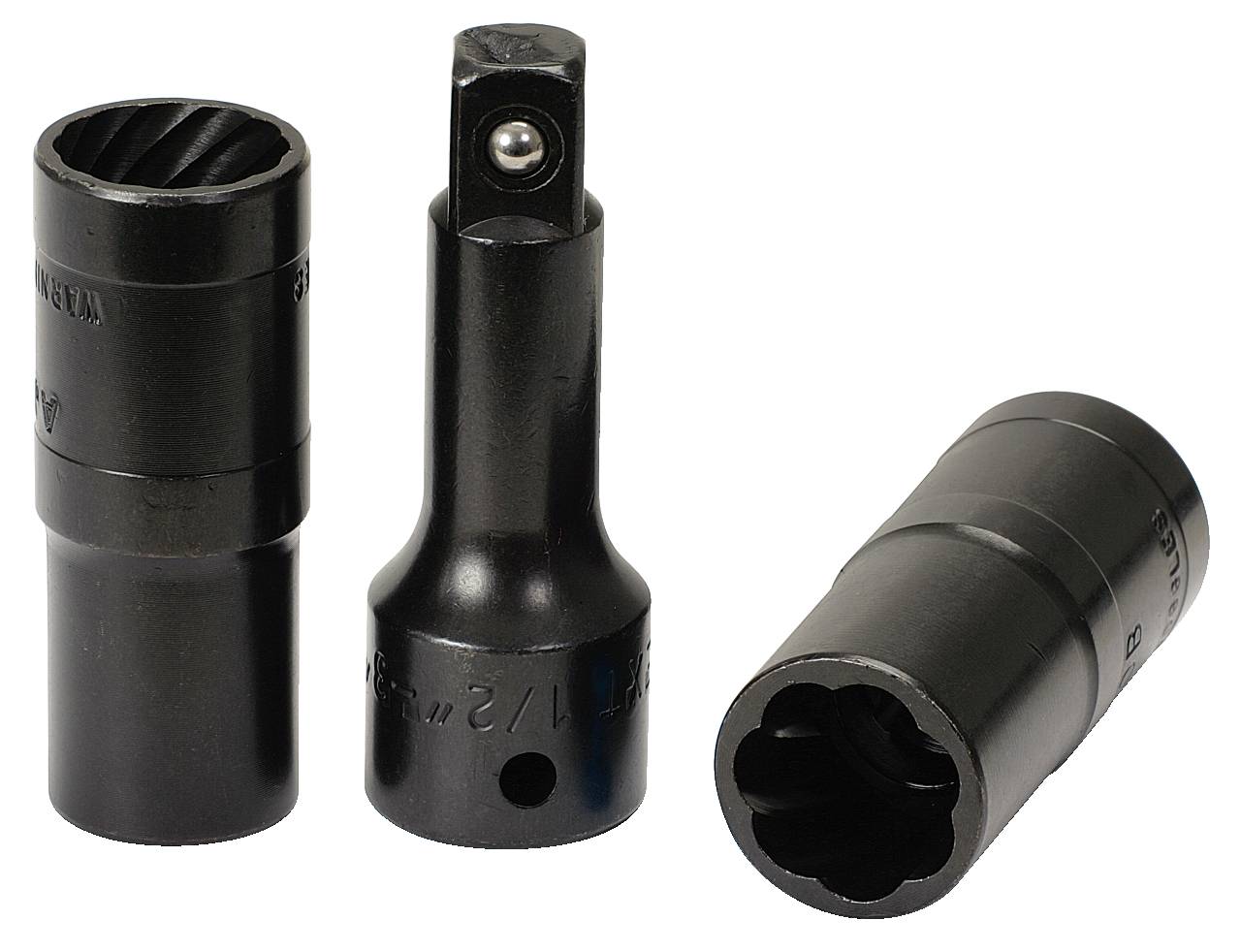 'Trzy czarne adaptery kluczy nasadowych w różnych ujęciach, służące jako złącza między narzędziami a nasadkami.'