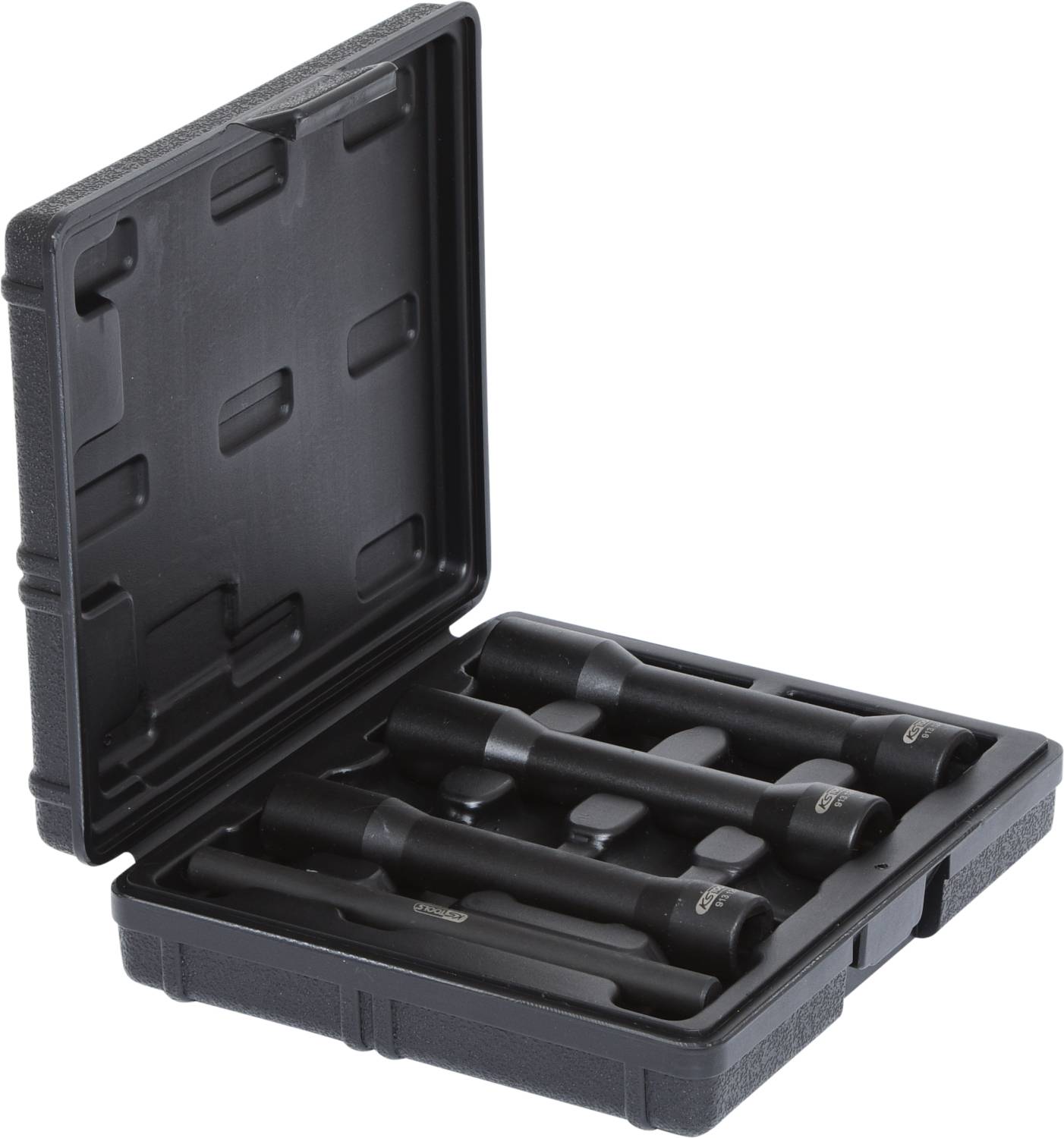 Czarny kufer z otwartą pokrywą, zawierający cztery czarne cylindry umieszczone starannie w odpowiednich wycięciach.