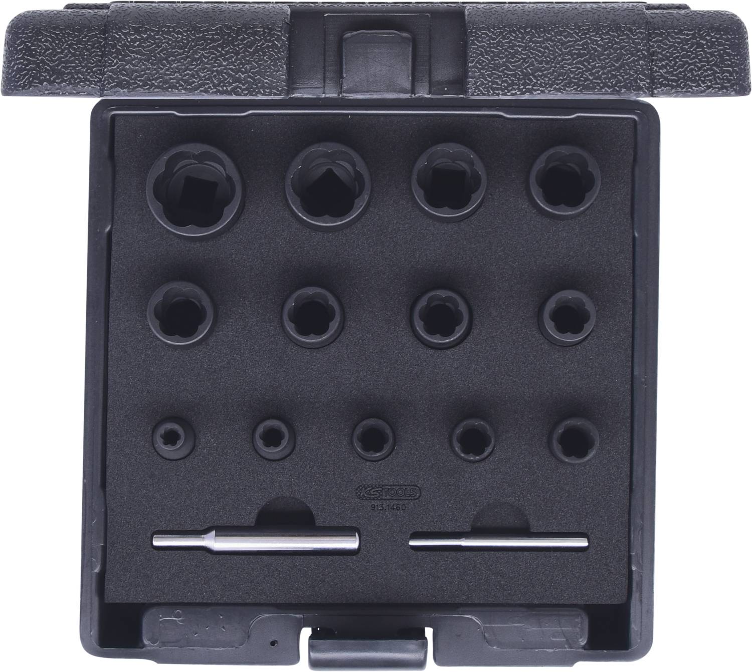Otwarty plastikowy kufer z wkładką piankową, która przechowuje dwanaście wkładek nasadowych o różnych rozmiarach oraz metalowy pręt.
