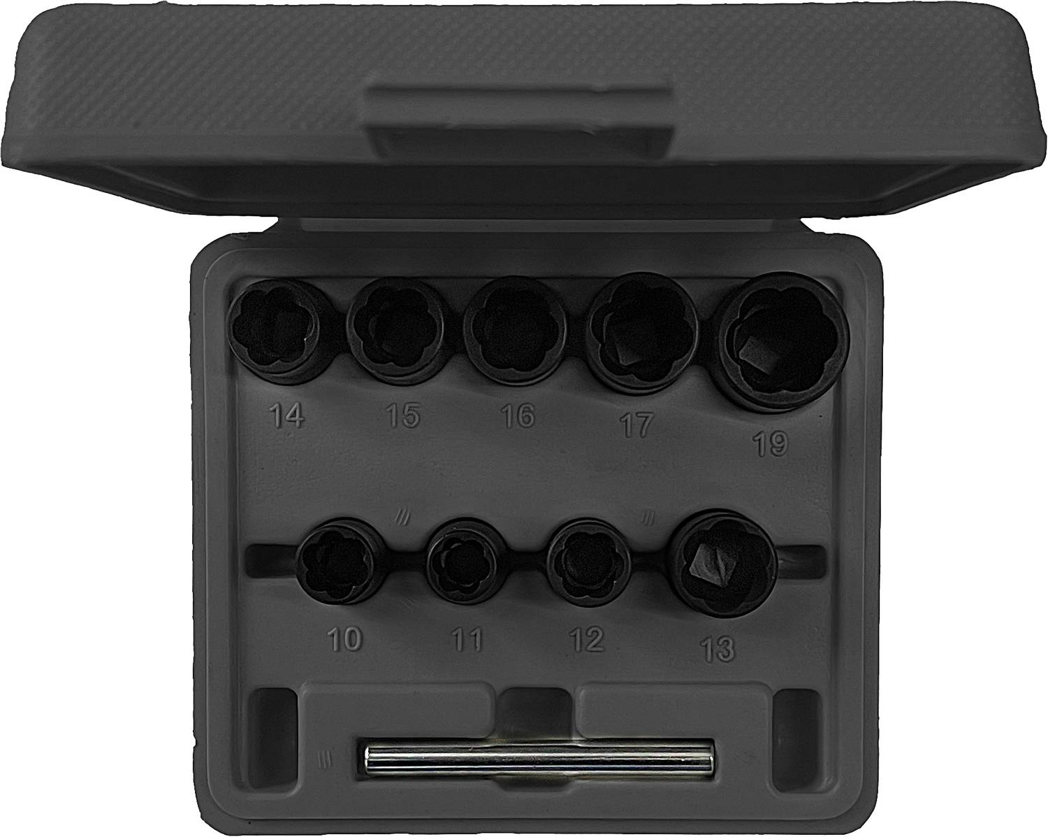 Otwarty pojemnik z ośmioma kluczami nasadowymi o różnych rozmiarach oraz prętem mocującym. Rozmiary są oznaczone z boku.