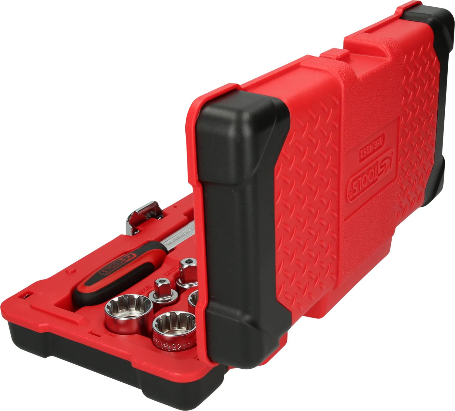 Otwarty czerwony kufer z narzędziami, prezentujący zestaw kluczy nasadowych z grzechotką; skrzynka jest solidna, idealna do prac mechanicznych.