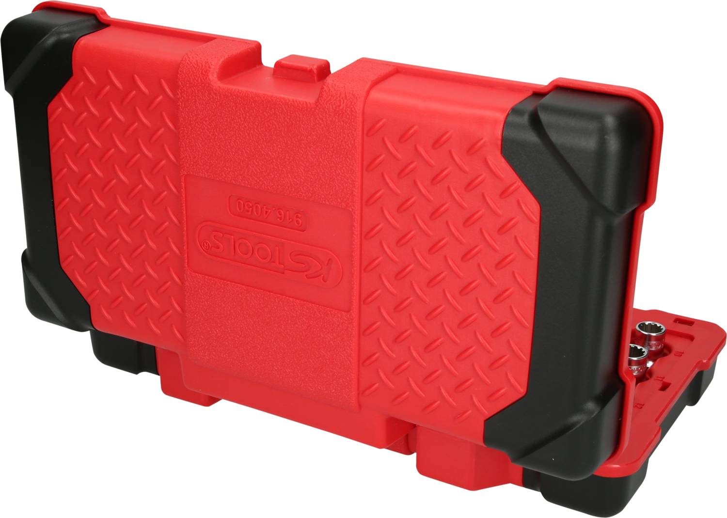 Czerwone przenośne pudełko narzędziowe z czarną krawędzią i strukturyzowaną powierzchnią. Zawiera śruby i elementy mocujące.