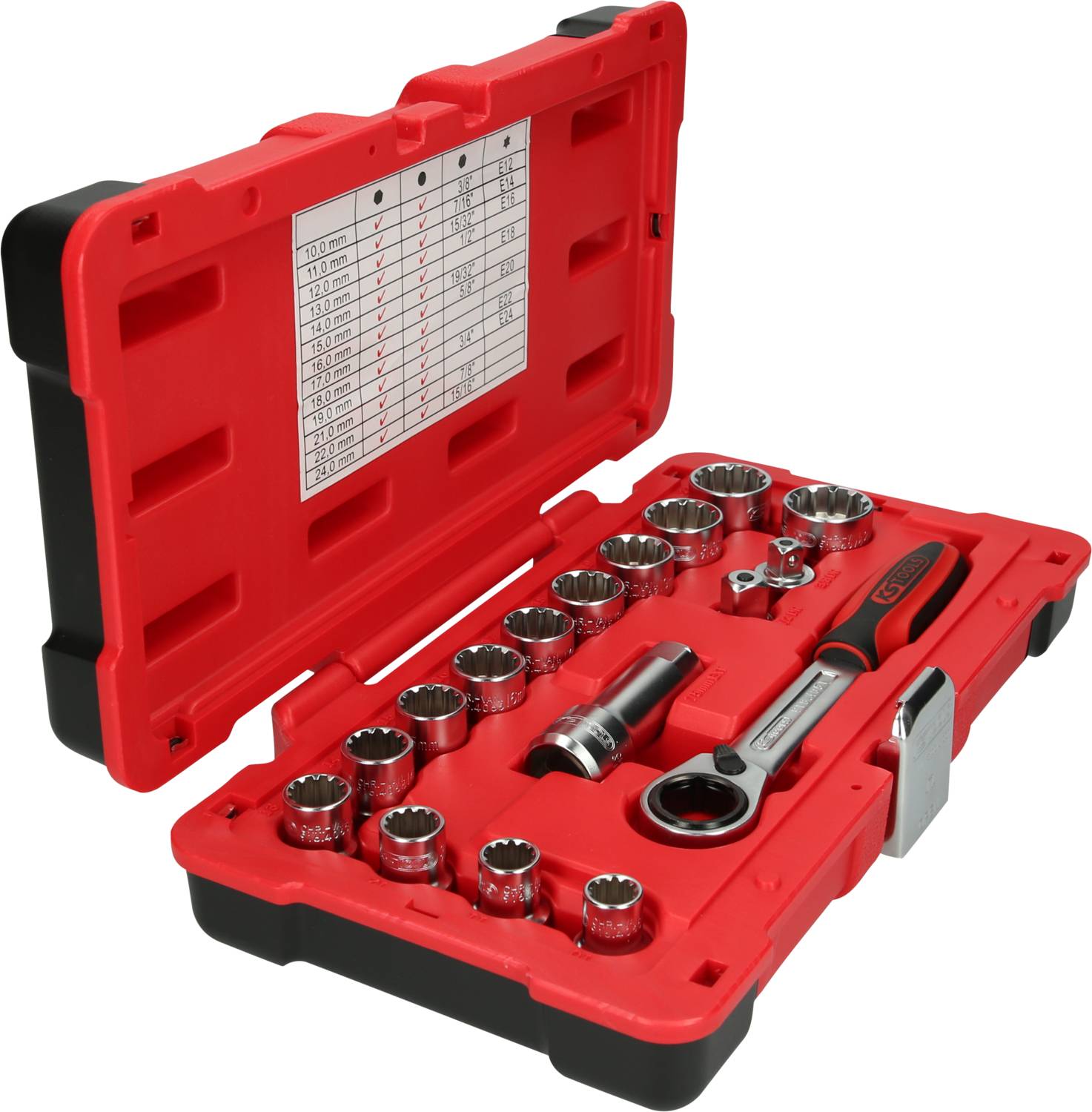 Otwarty czerwony kufer narzędziowy z zestawem kluczy nasadowych i grzechotką. W pokrywie zamieszczona jest tabela pomiarowa.