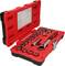 Otwarty czerwony kufer narzędziowy z zestawem kluczy nasadowych i grzechotką. W pokrywie zamieszczona jest tabela pomiarowa.