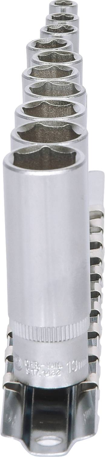 Rząd chromowanych kluczy nasadowych, ułożonych według wielkości, zaczynając od największego z przodu.