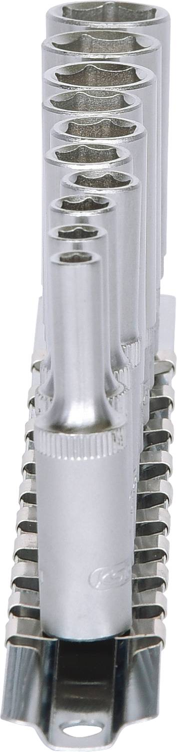 Zestaw kluczy nasadowych o różnych rozmiarach ułożonych w uchwycie od najmniejszego do największego, wykonanych z lśniącego metalu.