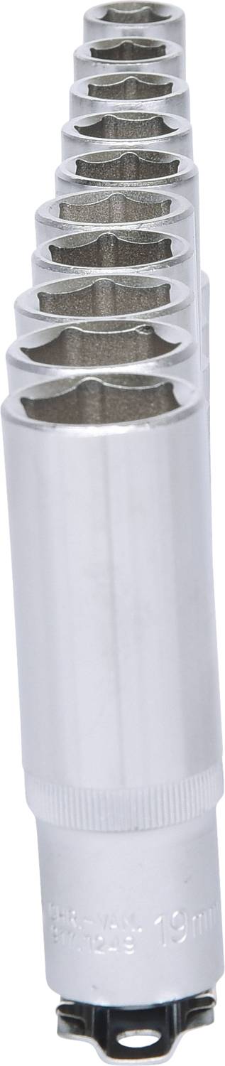 Seria srebrnych nasadek do kluczy nasuwanych, ułożonych jeden na drugim w kolejności malejącej, z największą z przodu.