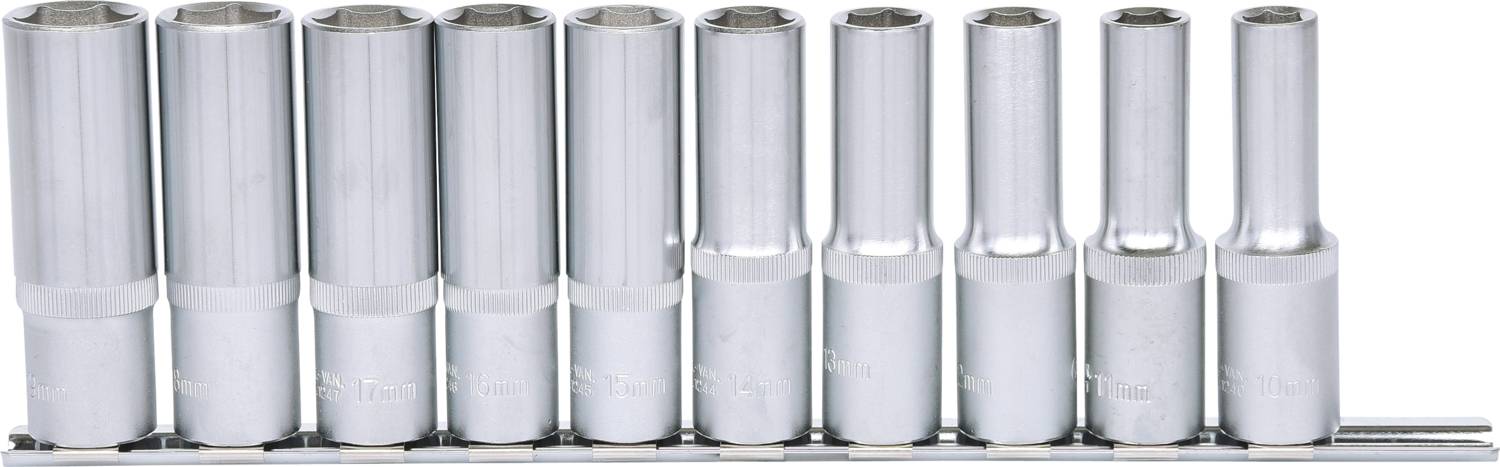 Zestaw kluczy nasadowych w różnych rozmiarach zamocowanych na metalowej szynie, przydatnych do prac mechanicznych lub napraw.