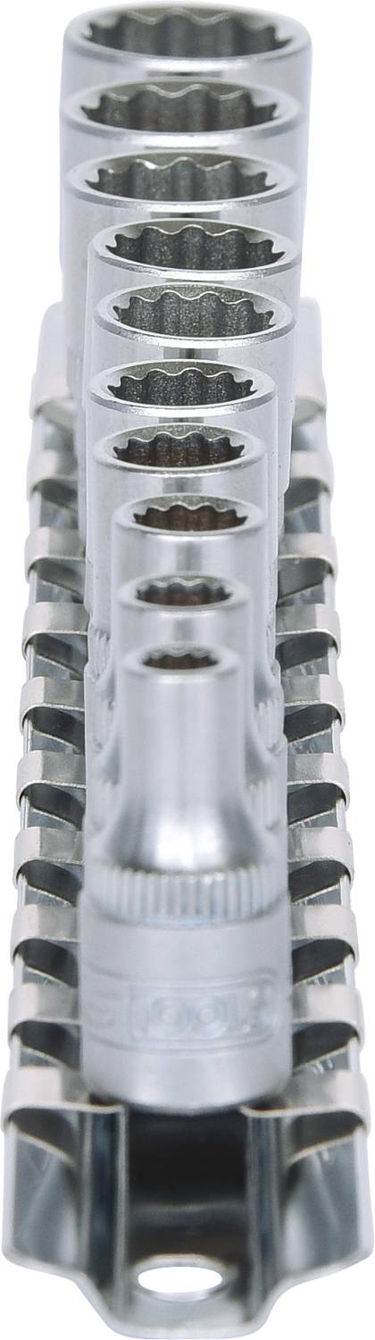 Zestaw kluczy nasadowych o różnych rozmiarach, ułożonych stopniowo na wsporniku.