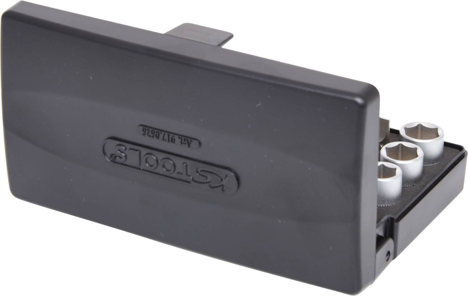 Czarna saszetka na narzędzia z trzema srebrnymi nakrętkami wewnątrz.