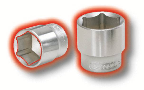 Dwa metalowe nasadki klucza, jedna z wyróżniającym się sześciokątnym otworem, na białym tle.