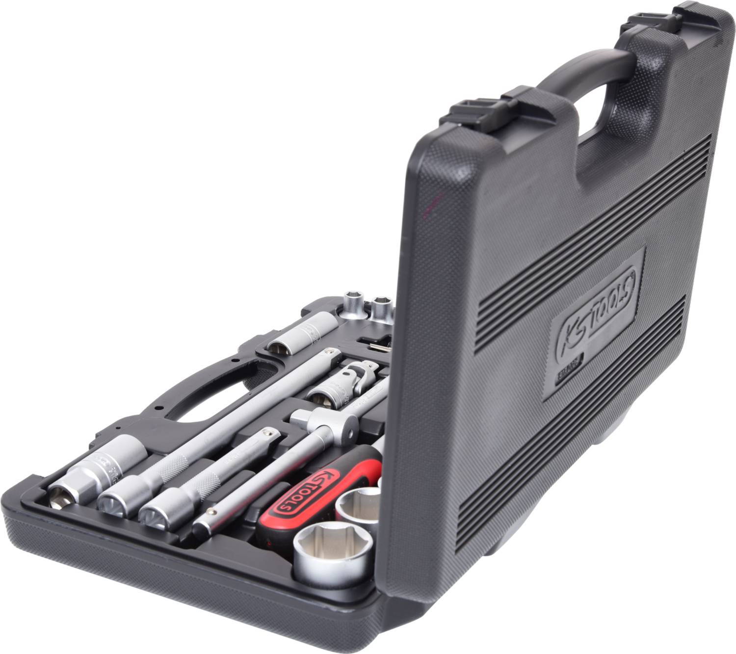 Czarny kufer na narzędzia z różnymi narzędziami, w tym kluczami nasadowymi, grzechotkami i adapterami, częściowo widoczny po otwarciu.