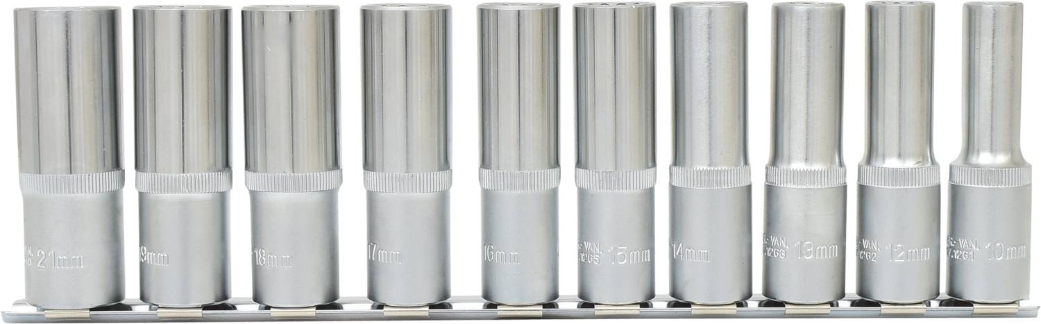 Zestaw dziesięciu srebrnych kluczy nasadowych w różnych rozmiarach, ułożonych na metalowym stojaku.