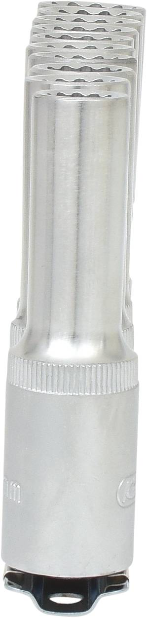 Cztery długie nakrętki metalowe w kolorze srebrnym, ułożone w stos i ustawione pionowo obok siebie, leżą na białej powierzchni.