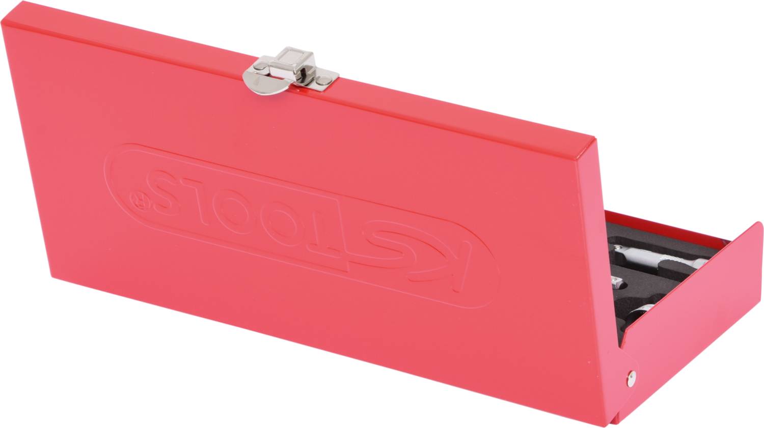 Czerwony metalowy kufer na narzędzia, lekko otwarty, prezentujący niektóre znajdujące się w nim narzędzia.