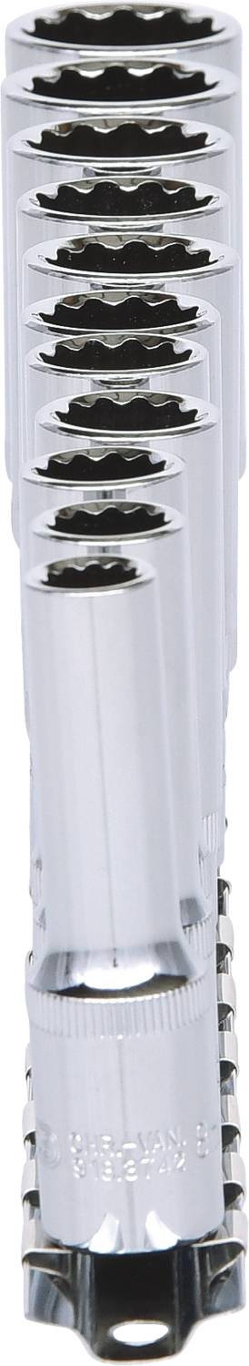 Stos srebrnych kluczy nasadowych w rosnącym rozmiarze, ułożonych w prostej linii jeden nad drugim, na białym tle.