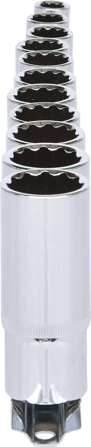 Zestaw nasadek zapadkowych, składające się ze stosu metalowych nasadek o zmniejszającej się wielkości, błyszczących i odbijających światło, przeznaczonych do prac mechanicznych.