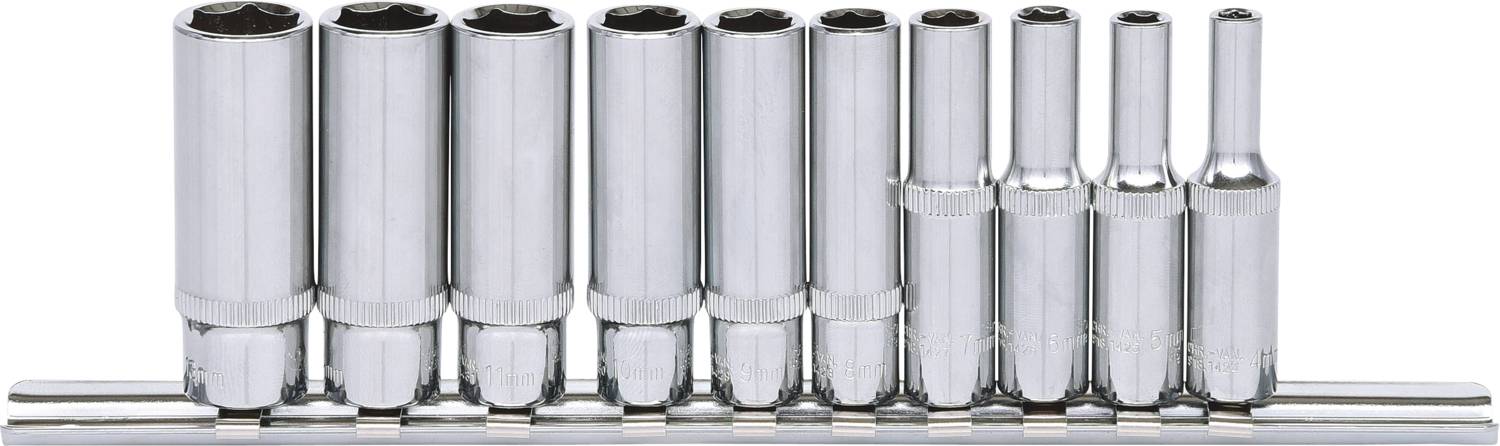 Zestaw dziewięciu chromowanych nasadek o różnych rozmiarach, ułożonych na stojaku. Idealny do prac ślusarskich w warsztatach.