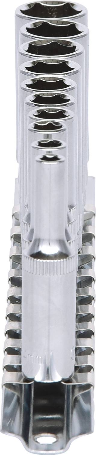 Stos chromowanych nakrętek w różnych rozmiarach, ułożonych pionowo. Prezentują one asortyment narzędzi.