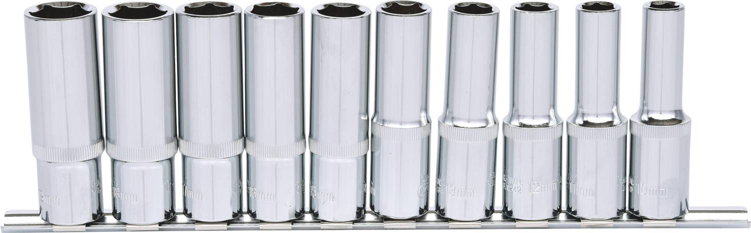 Rząd dziewięciu lśniących orzechów w różnych rozmiarach, ułożonych obok siebie na metalowym wsporniku.