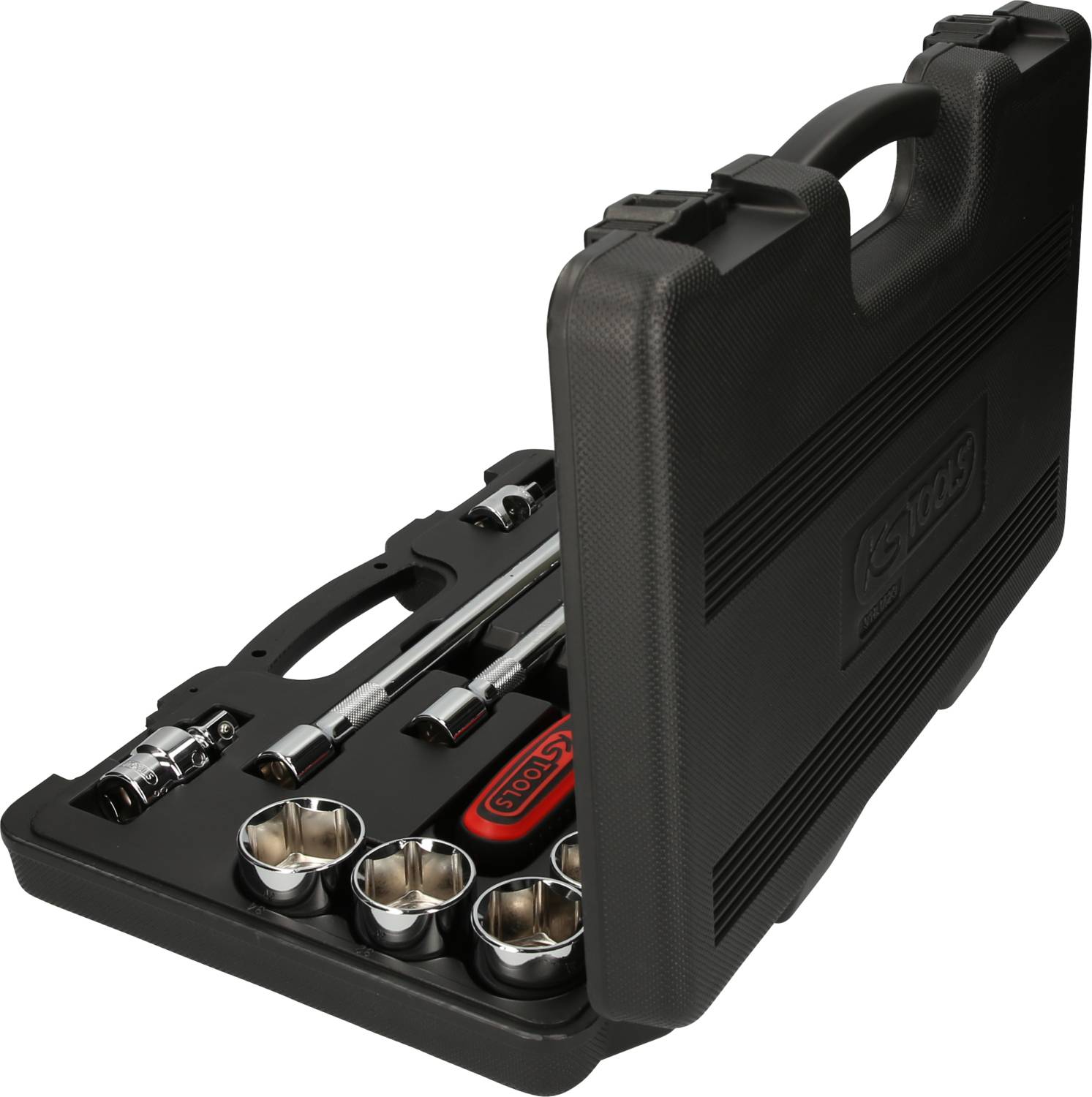 Czarny kufer narzędziowy z różnymi kluczami nasadowymi i grzechotkami, częściowo otwarty, prezentujący zawartość ułożoną w wkładce piankowej.