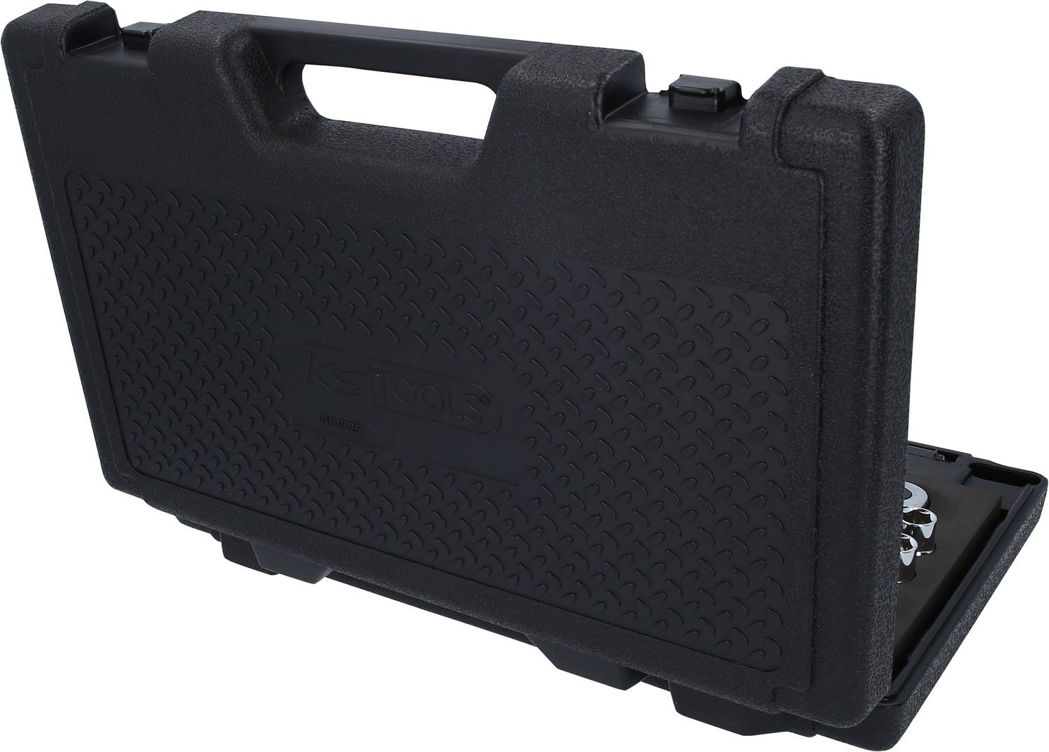 Czarny kufer z uchwytem, częściowo otwarty, prezentujący znajdujące się w środku metalowe narzędzia. Idealny do transportu i ochrony sprzętu warsztatowego.