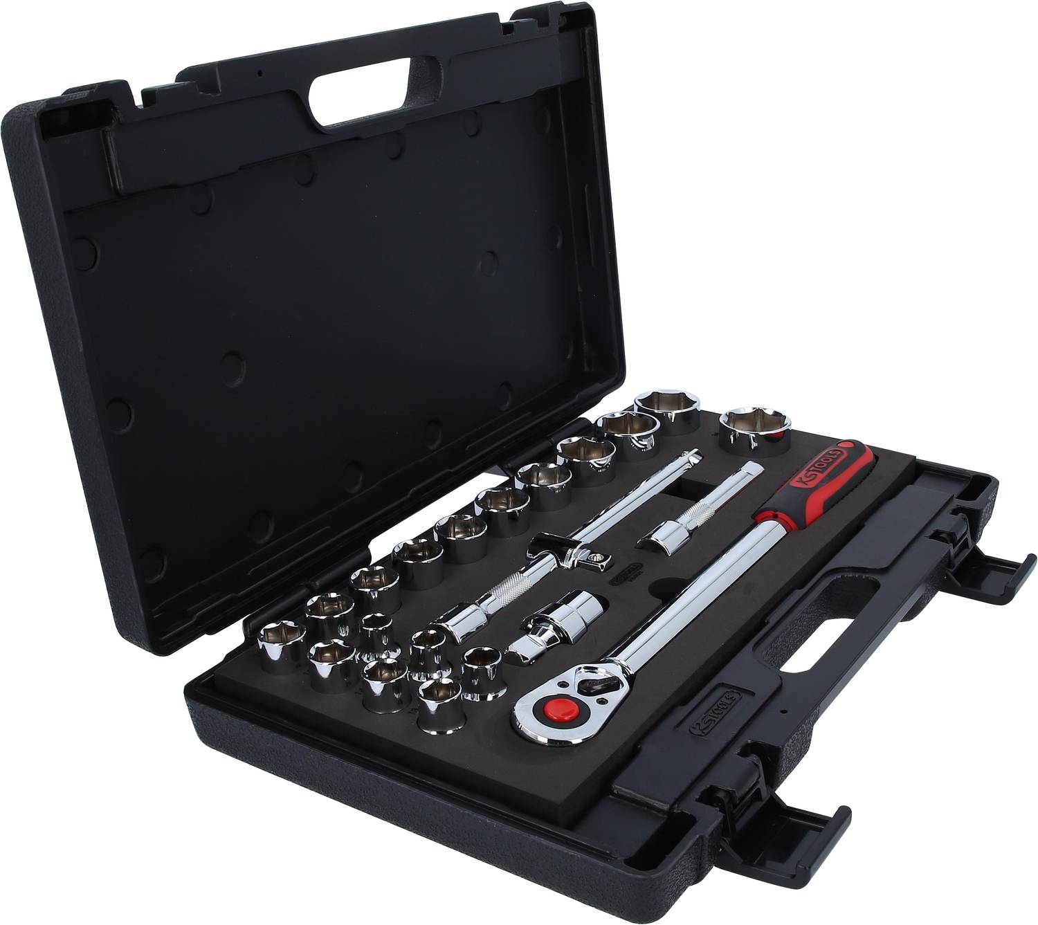 Otwarty kufer z narzędziami z grzechotką, nasadkami i przedłużkami, wszystkie starannie ułożone w piankowych wkładkach.