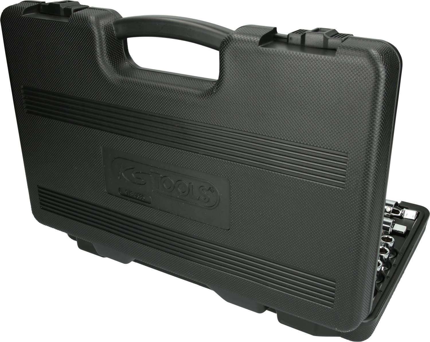 Czarny kufer na narzędzia z uchwytem, częściowo otwarty, ukazujący metalowe elementy w środku. Solidny, o strukturalnej powierzchni.