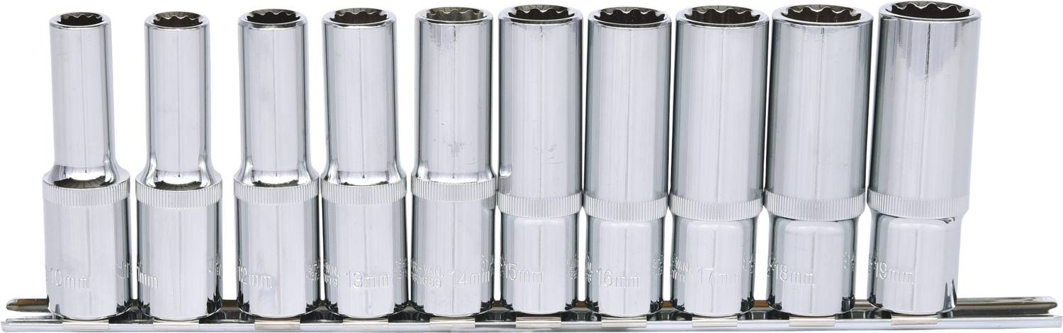 Seria metalowych nakrętek w różnych rozmiarach umieszczonych na wsporniku.