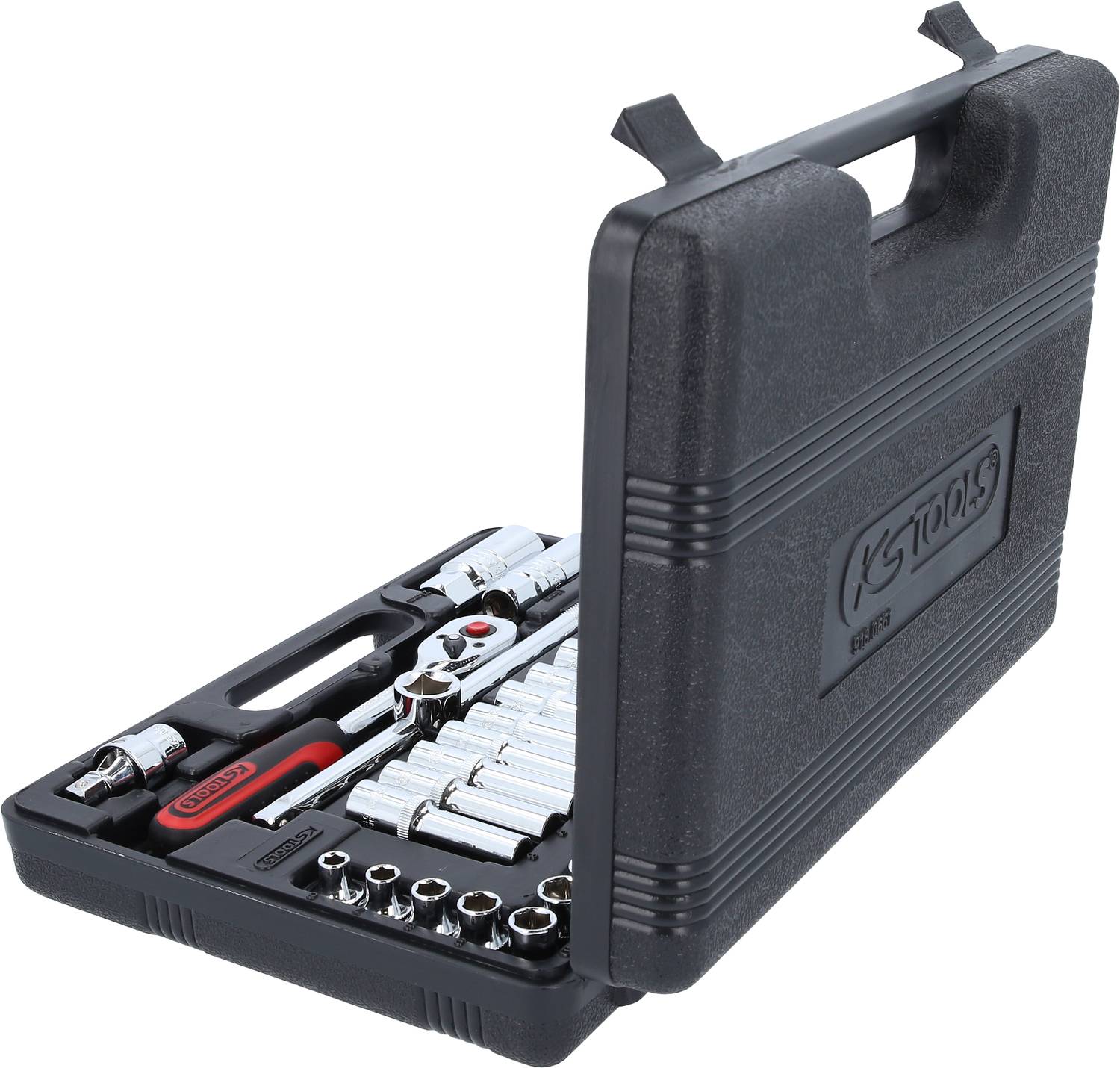 Czarny walizka na narzędzia z otwartą pokrywą, prezentująca różne klucze nasadowe i grzechotkę, starannie ułożone w dokładnie dopasowanych przegródkach.