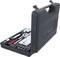 Czarny walizka na narzędzia z otwartą pokrywą, prezentująca różne klucze nasadowe i grzechotkę, starannie ułożone w dokładnie dopasowanych przegródkach.