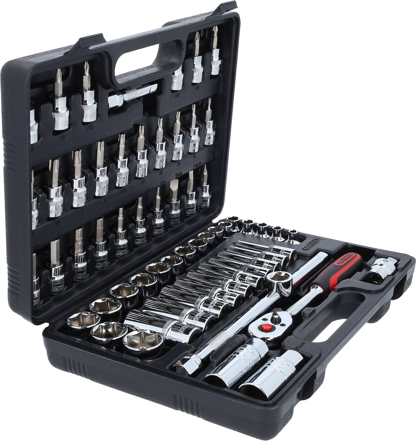 Zestaw kluczy nasadowych w czarnej otwartej walizce, składający się z nasadek o różnych rozmiarach, grzechotek i przedłużek.