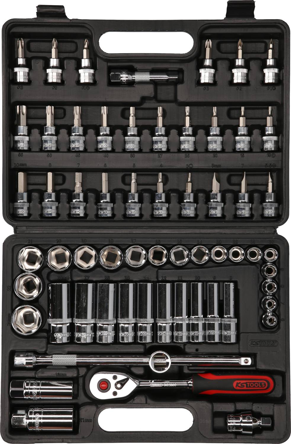 Czarny kufer na narzędzia z różnymi kluczami nasadowymi, bitami i grzechotką. Narzędzia są ułożone schludnie w dwóch poziomach.